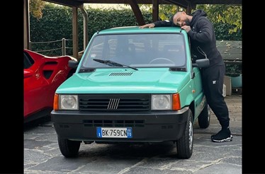 Futebolista Arturo Vidal troca Ferrari e Brabus por um Fiat Panda