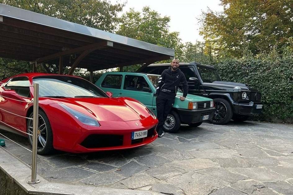 Futebolista Arturo Vidal troca Ferrari e Brabus por um Fiat Panda