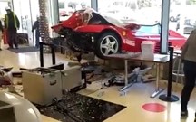 Idoso destrói Ferrari contra loja nas vésperas do Natal