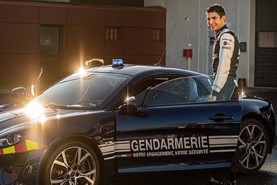 Esteban Ocon entrega aos piões primeiro Alpine A110 à polícia francesa