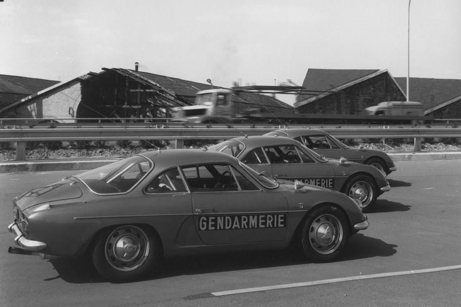 Alpine A110 - Supercarros da polícia francesa prometem servir à lei com  potência - Olhar Digital