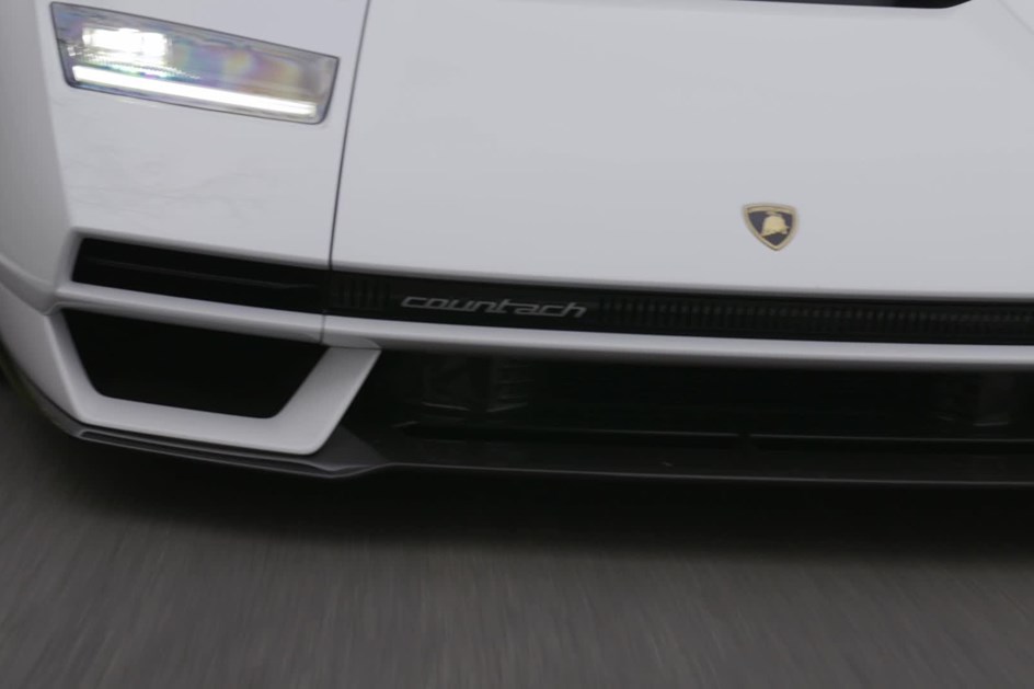 Lamborghini Countach LPI 800-4 já acelera na estrada