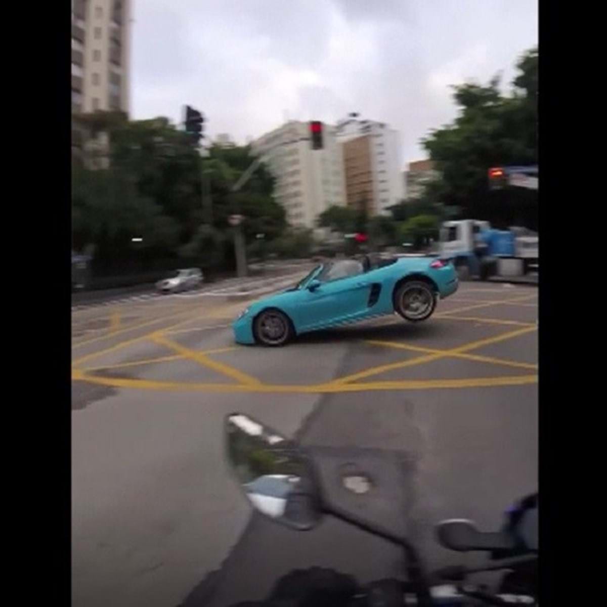 Porsche Boxster aos saltos em avenida de São Paulo - Drive-in