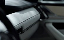 Novo Mazda CX-60 PHEV mostra interior minimalista