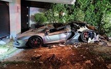 Despiste milionário: camião esmaga Bentley e Lamborghini