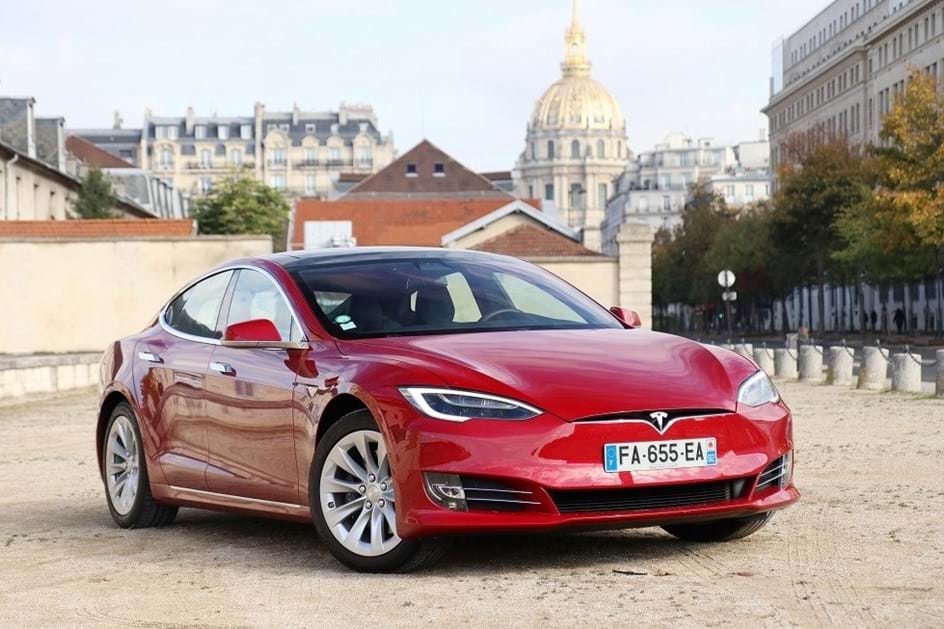 Tesla recolhe mais de 800 mil carros por defeito de 'software'