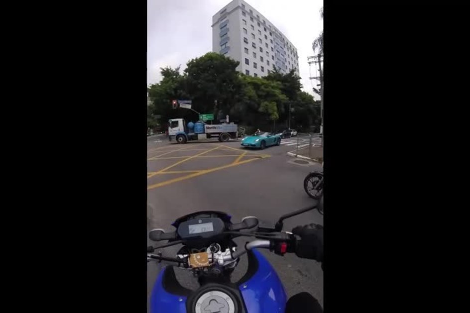 Porsche Boxster aos saltos em avenida de São Paulo