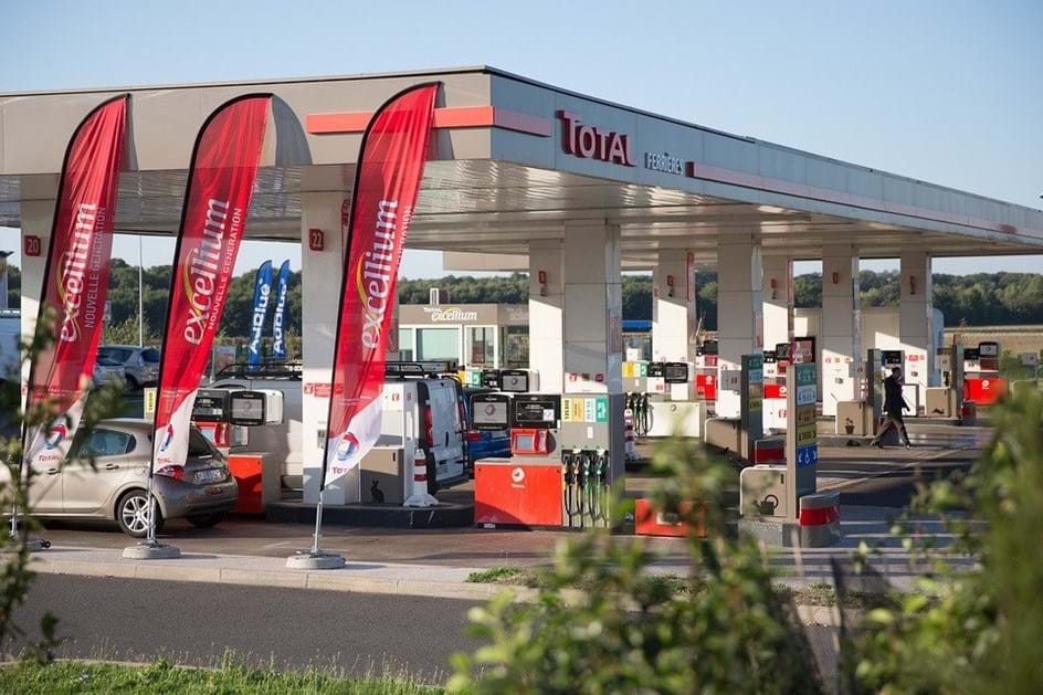 Total baixa preço dos combustíveis em França para apoiar automobilistas