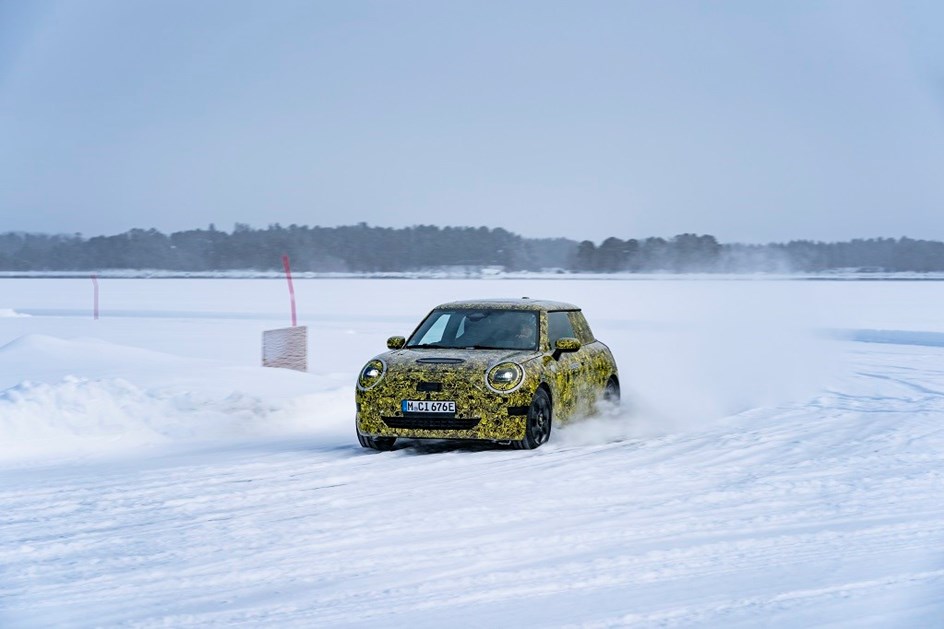 Novo Mini testado na neve e no gelo; produção arranca em 2023