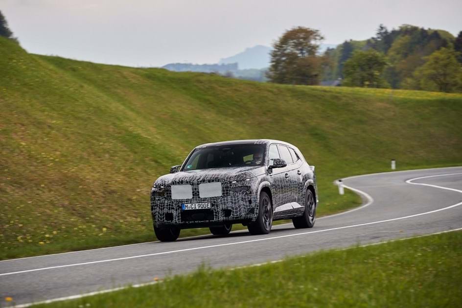 BMW XM já acelera na estrada: híbrido 'plug-in' promete até 750 cv
