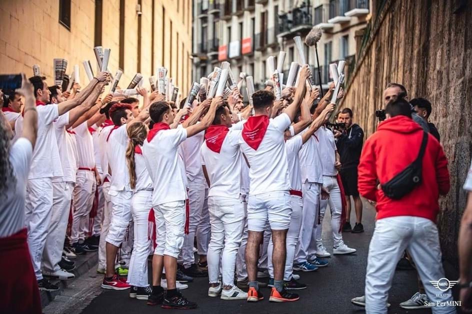 Festas de San Fermín: centenas correm à frente de… Minis furiosos?!