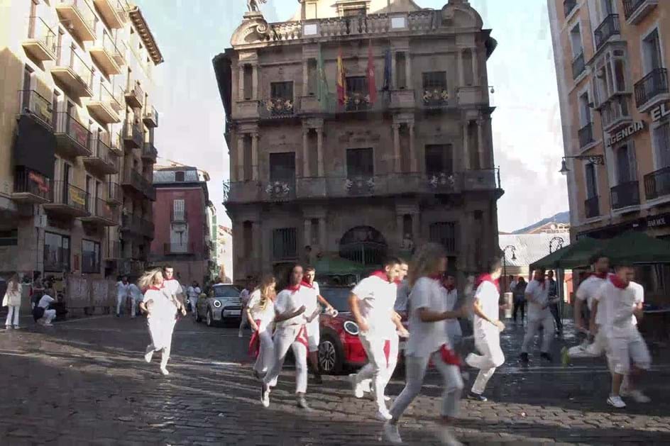 Festas de San Fermín: centenas correm à frente de… Minis furiosos?!