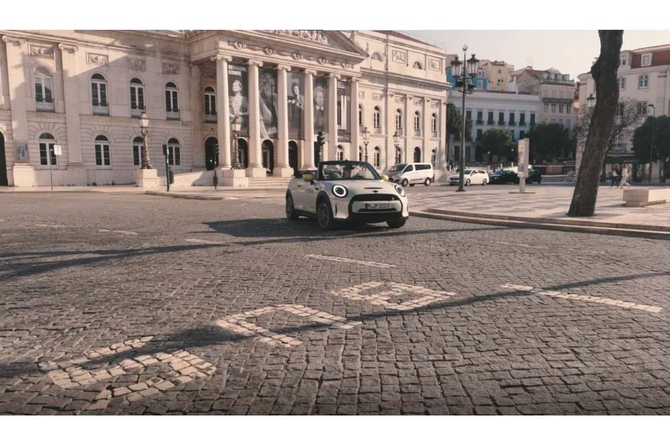 Mini Cooper SE já é descapotável... e passeou no Guincho e em Lisboa