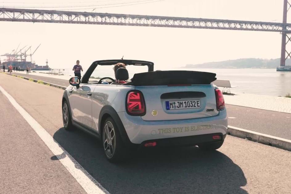 Mini Cooper SE já é descapotável... e passeou no Guincho e em Lisboa