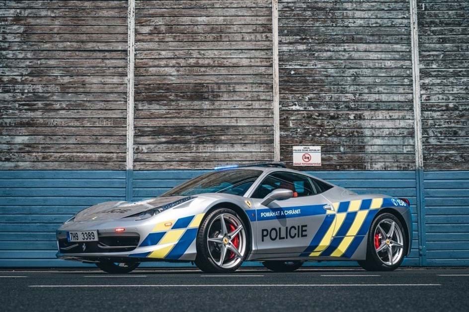 Ferrari 458 Italia é novo carro patrulha da polícia checa