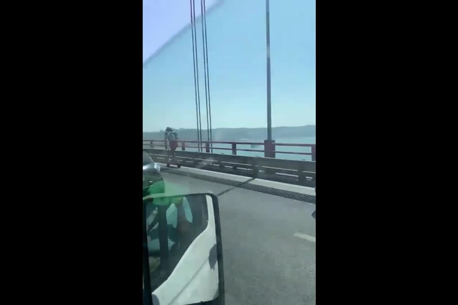 Domingo insólito: homem atravessa Ponte 25 de Abril… de trotinete!