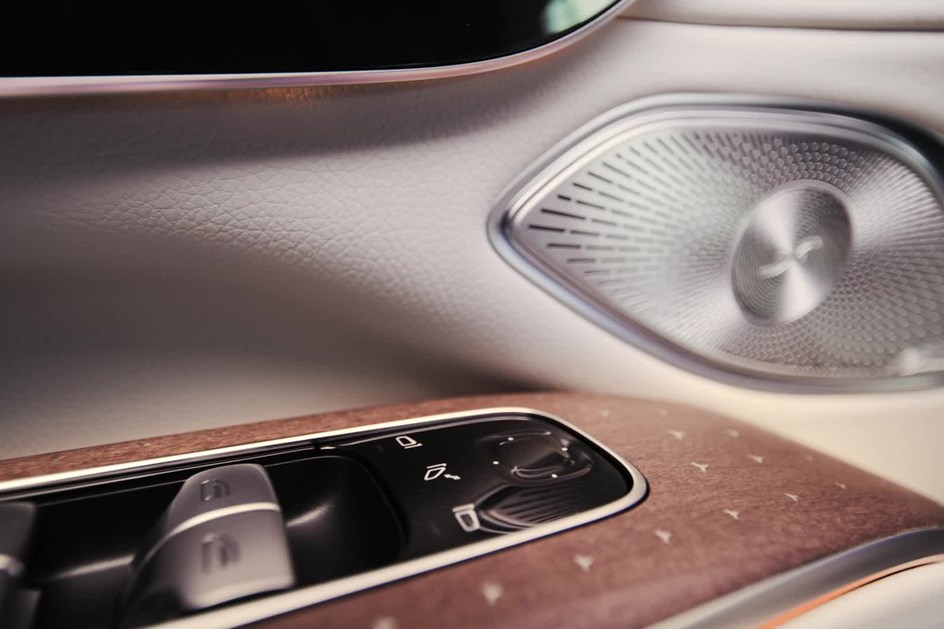 Luxo para toda a família: Mercedes EQS SUV abre reservas e revela preços