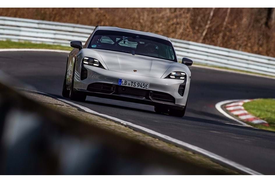 Porsche Taycan Turbo S bate Tesla Model S Plaid em Nürburgring