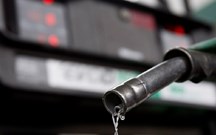 Combustíveis baixam segunda-feira mas preço do gasóleo continua acima da gasolina