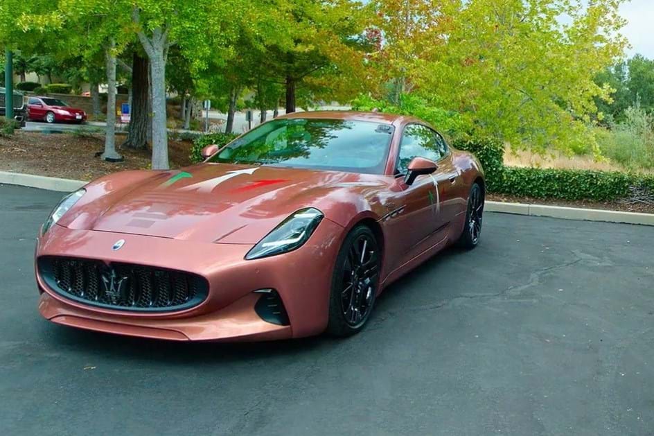 Electrizante: Maserati GranTurismo Folgore sem filtros na Califórnia