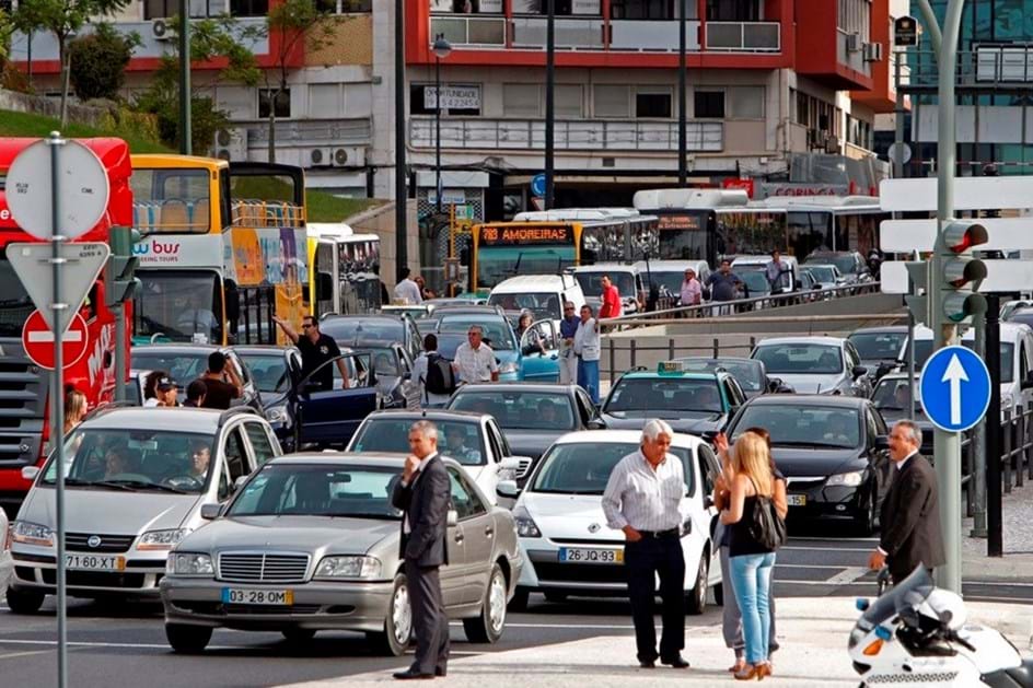 Estudo revela: um dia por semana sem carros poupa até 5% de combustíveis nas cidades