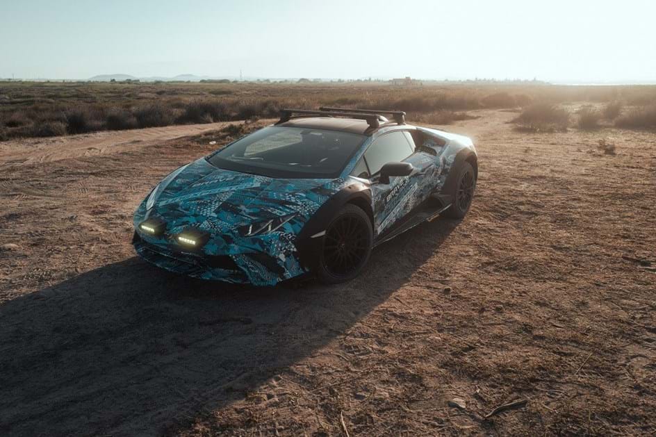 Novo Lamborghini Huracán Sterrato em total derrapagem na terra 