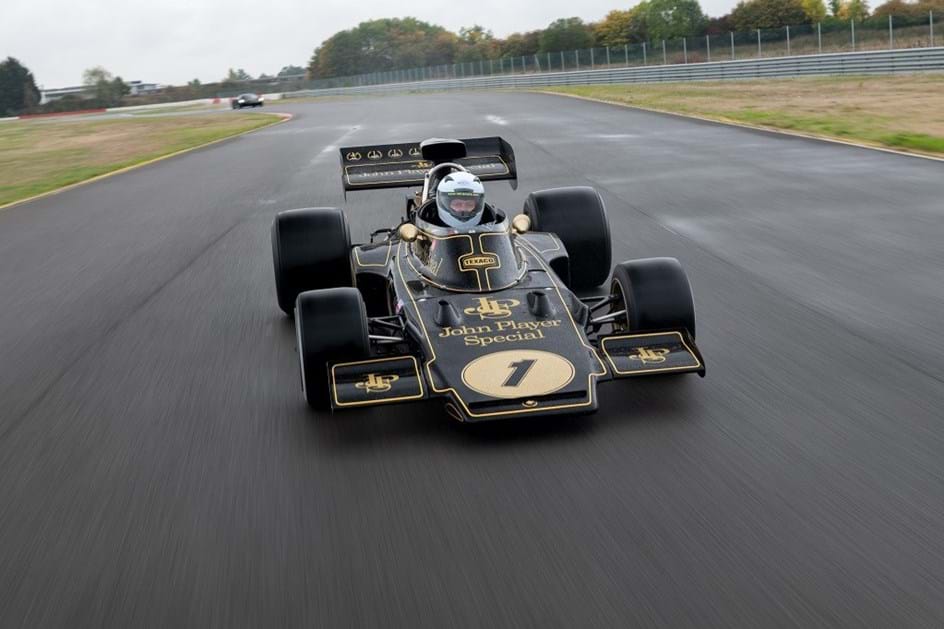 Lotus Evija Fittipaldi celebra Mundial de F1 conquistado há 50 anos