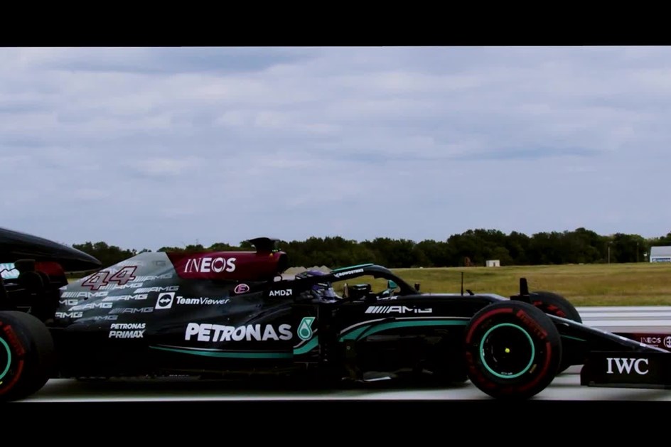 Lewis Hamilton disputa 'drag race' com avião do 'Top Gun'