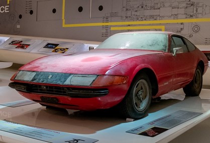 Peça de museu: Ferrari exibe 365 GTB/4 com poeira de 40 anos