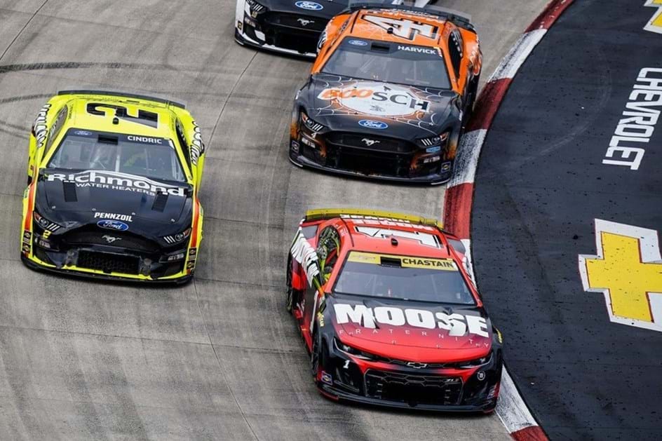 NASCAR: bate no muro e ultrapassa rivais pela direita