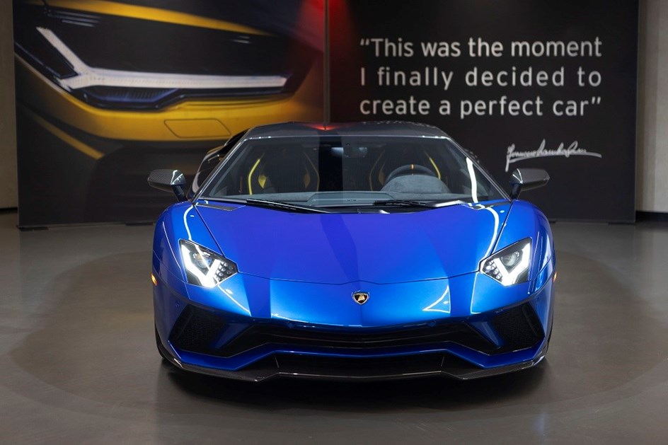 Lamborghini entrega último Aventador coupé com V12 atmosférico