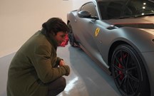 Orgulho: Carlos Sainz Jr. exibe Ferrari personalizado