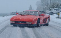 Ferrari Testarrosa faz figura triste a ''bailar'' na neve