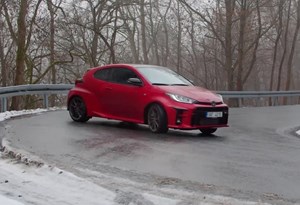 Vontade de acelerar? Veja como o Toyota GR Yaris se safa na montanha