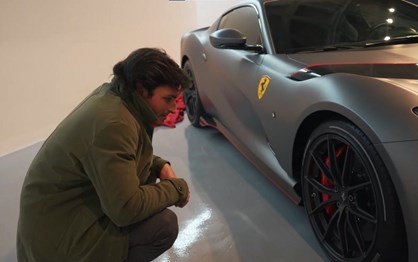 Orgulho: Carlos Sainz Jr. exibe Ferrari personalizado
