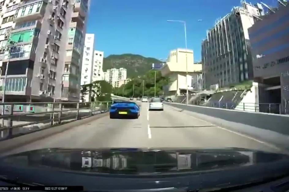 Quando não se aguenta a potência: Lamborghini abalroa carrinha
