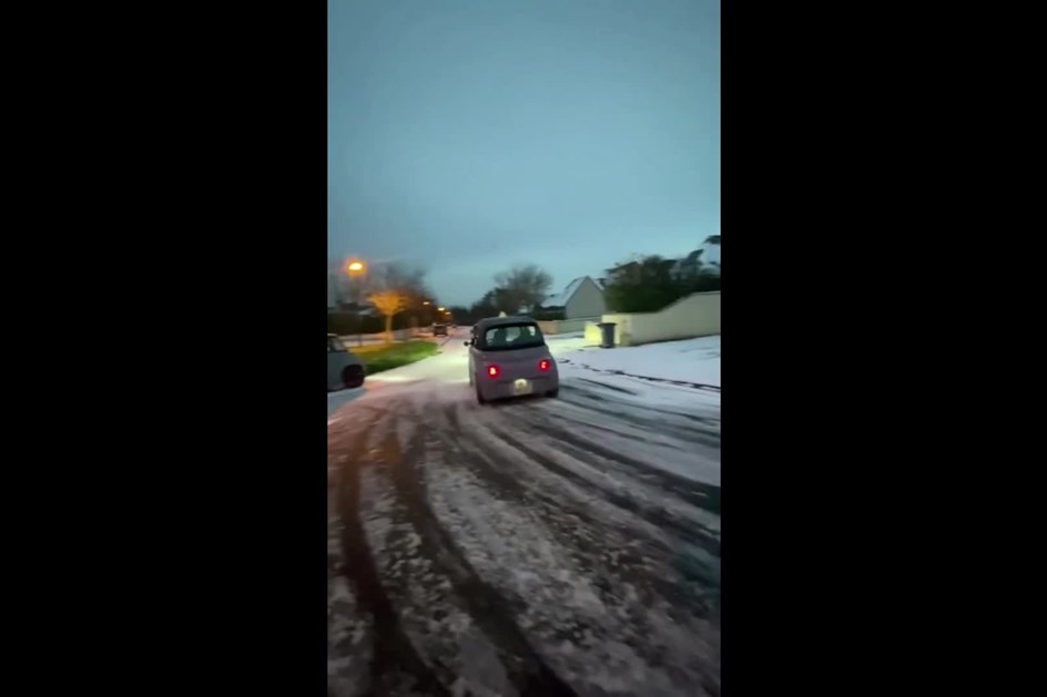 Só visto: como derrapa um Citroën Ami na neve?