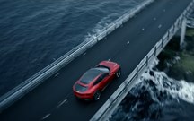 Agarrado à estrada: Ferrari Purosangue acelera na Noruega