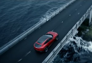 Agarrado à estrada: Ferrari Purosangue acelera na Noruega