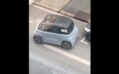 Estacionar um Citroën Ami pode ser tão difícil…
