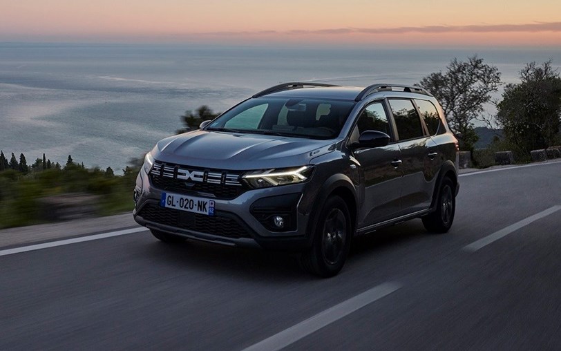 Ao volante do Dacia Jogger Hybrid 140: menos de 5 litros/100 km para o híbrido mais barato do mercado