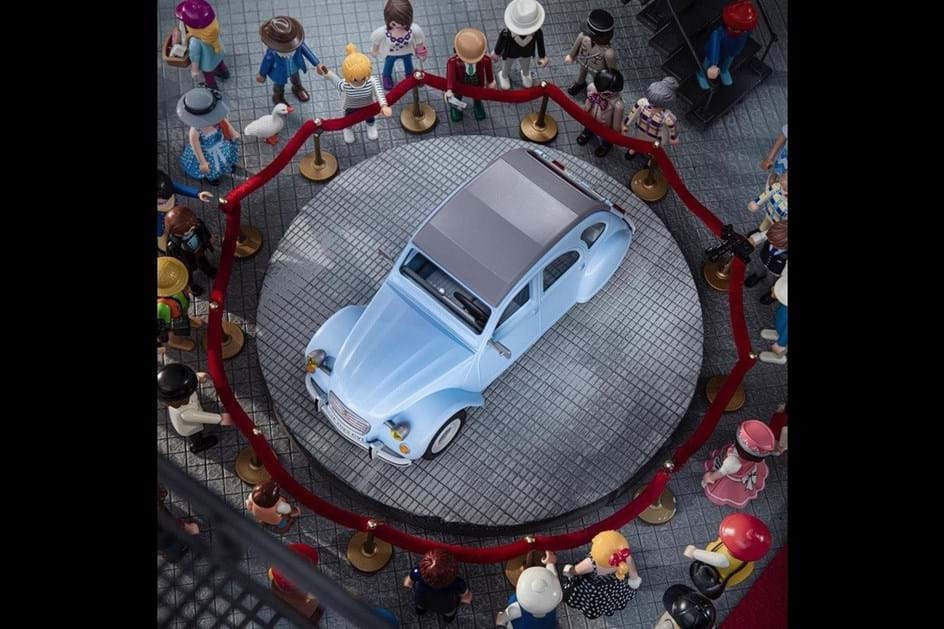Como se passa o testemunho às crianças? Citroën 2CV já é Playmobil