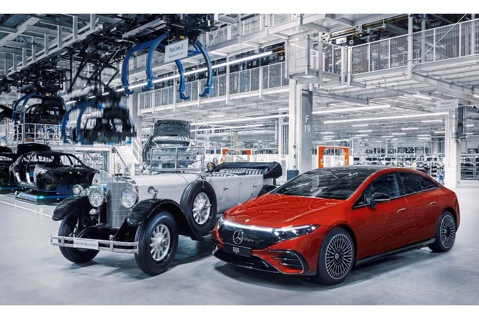 Mercedes EQS vermelho é o carro ''22 milhões'' construído na fábrica de Sindelfingen