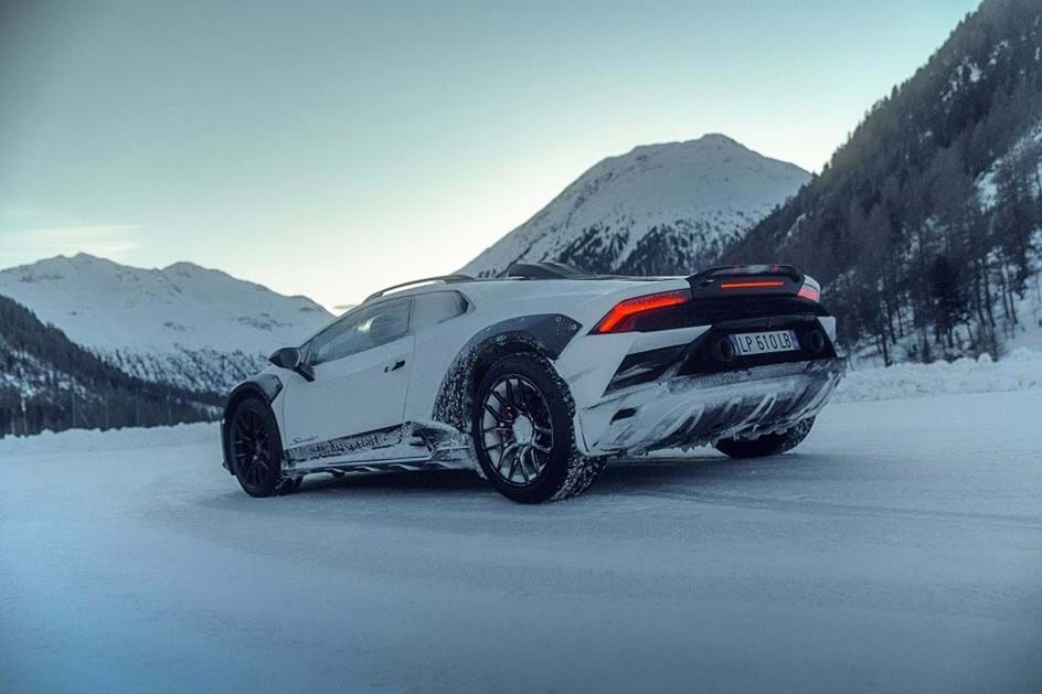 Lamborghini Huracán Sterrato troca alcatrão pela neve - Super Carros -  Aquela Máquina