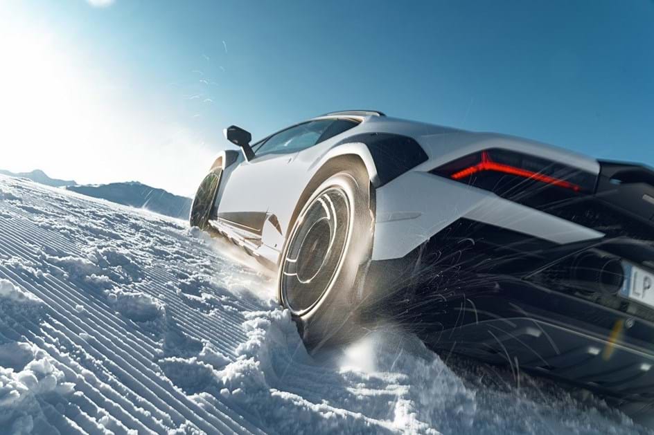 Lamborghini Huracán Sterrato troca alcatrão pela neve - Super Carros -  Aquela Máquina