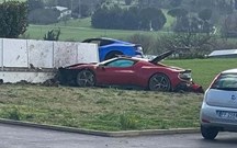 Quando estupidez e insanidade se fundem: dois Ferrari ''voam'' contra muro de casa