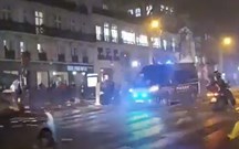 Carrinhas da polícia chocam no meio de manifestação em Paris