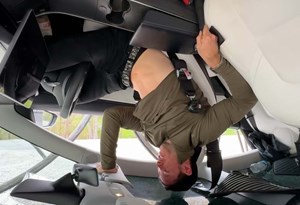 Inovador: Tesla Model 3 já pode ser conduzido de rodas para o ar