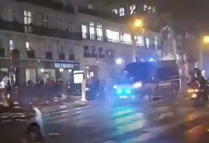 Carrinhas da polícia chocam no meio de manifestação em Paris