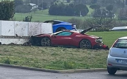 Quando estupidez e insanidade se fundem: dois Ferrari ''voam'' contra muro de casa